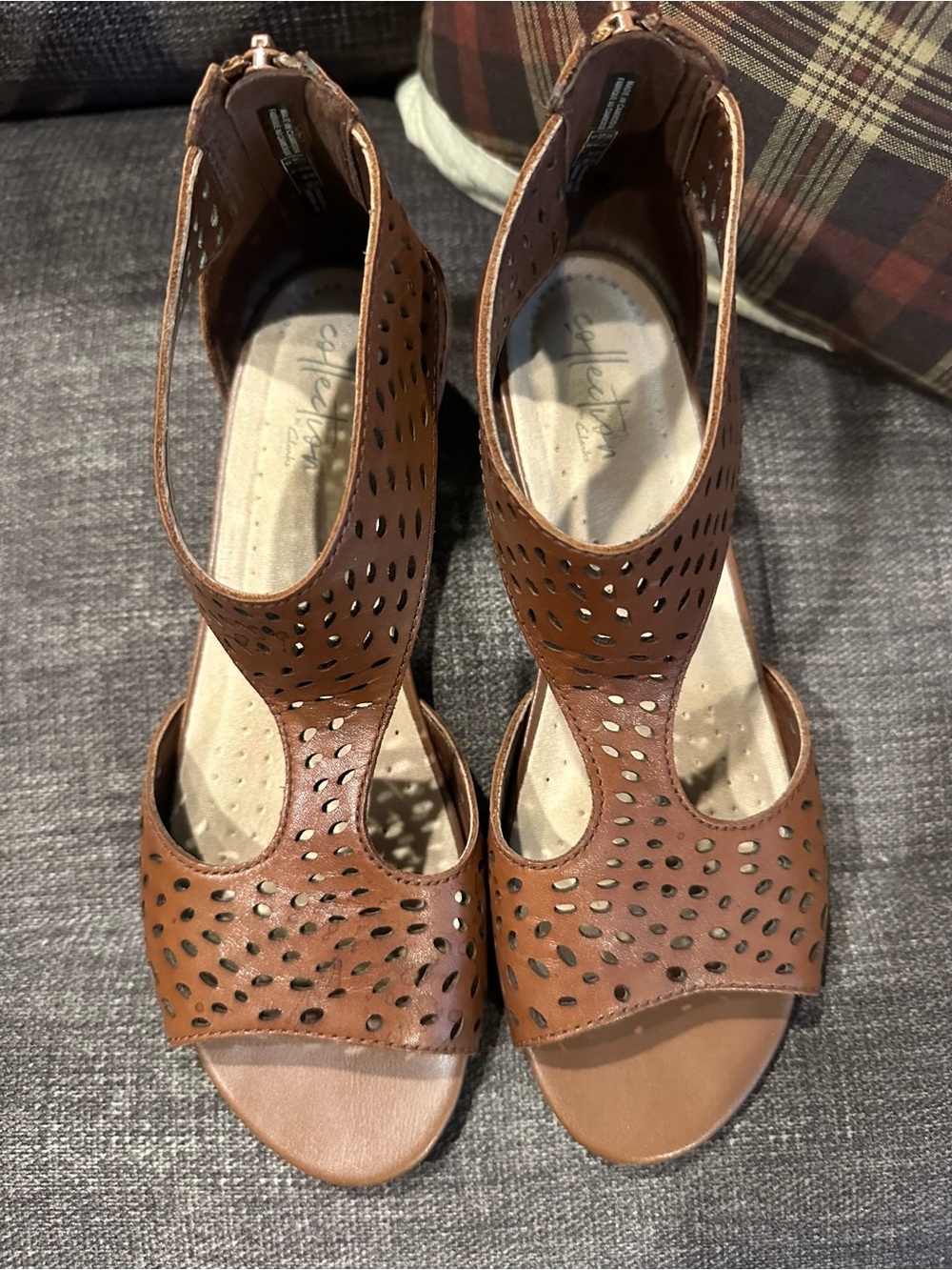 Clark’s Collection Women's Brown Perforated Open-Toe sm wedge sandals -Size 8M